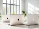 Trabajando con Laptops Apple en un ambiente moderno y luminoso.
